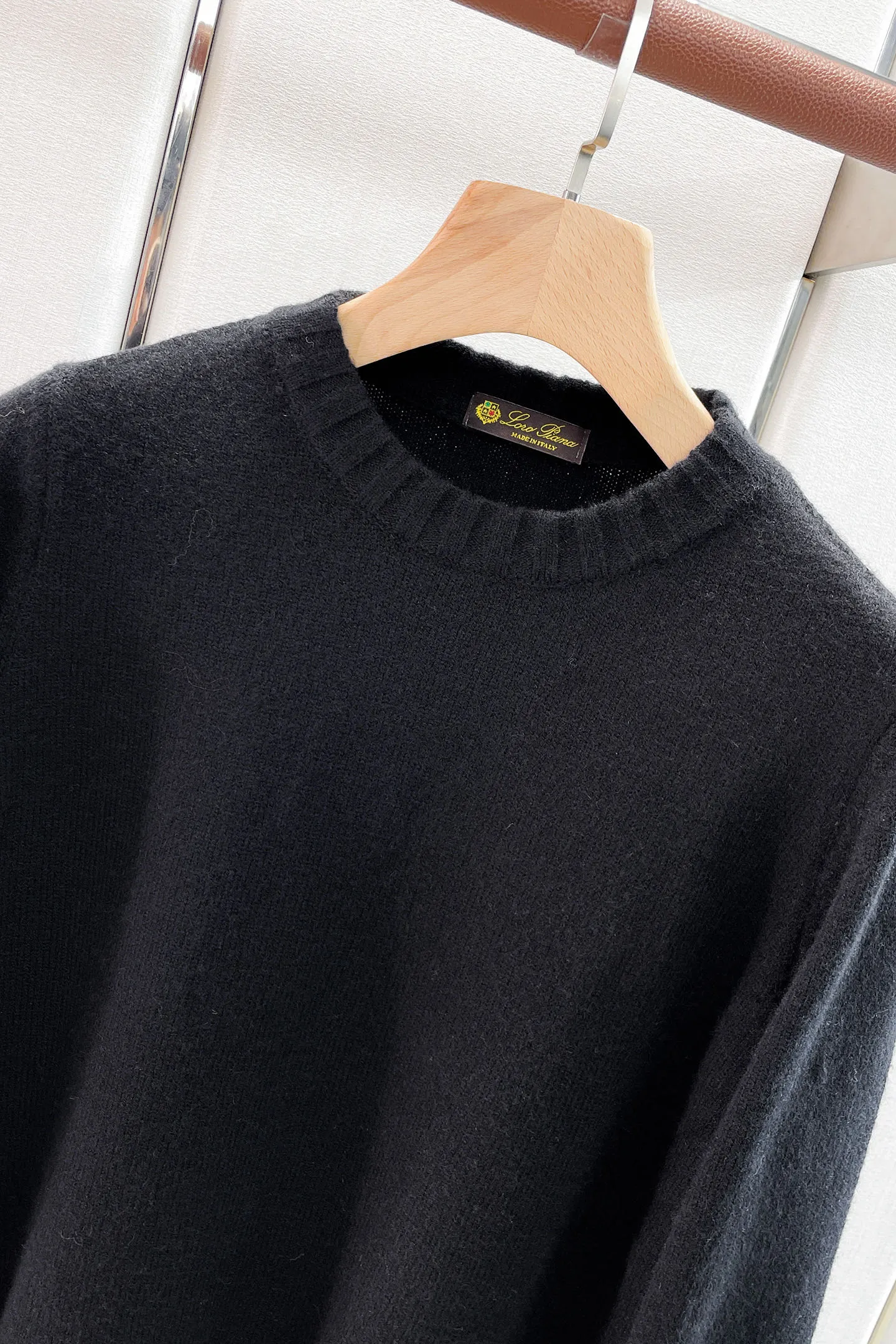 LP's new autumn and winter low-key luxury sweater, a trendy gentleman's round neck Premium sweater. Wool yarn blending. Only double-layer yarn can produce such a premium effect. It is a channel product of a trading company. It is a winter star-level item. It is easy to wear and practical. It is an all-purpose basic Versatile style. The texture is excellent. It is skin-friendly and comfortable without scratching. It is a high-end fashion base layer that is extremely comfortable whether worn alone or layered. It has an excellent texture for close-fitting wear. Demonstrate high-end and invincible fashion! Slim-fitting but not tight, with high elasticity on all sides, it is definitely a very comfortable upper body experience. It is a must-have item for winter wear! The wiring is neat and delicate, the details are exquisite, and the upper body effect is excellent. There is no age limit, and it is the best product on the Internet! Size: S M L